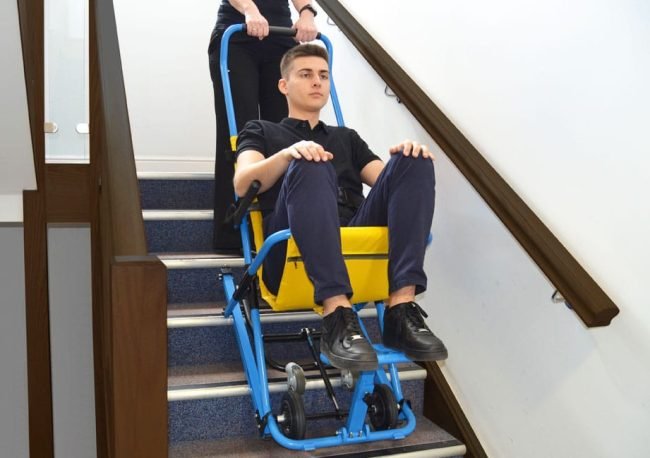 عربة لحمل ذوي الإعاقة عبر الدرج