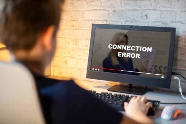 صعوبة الاتصال بالانترنت أثناء التعلم عن بعد صورة توضح أحد الطلاب وهو يواجه مشكلة في الاتصال بالانترنت أثناء حضوره لأحد الدروس من المنزل