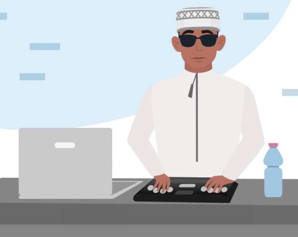 طالب من ذوي الإعاقة البصرية يستخدم لوحة برايل الإلكترونية وقارئات الشاشة للقراءة