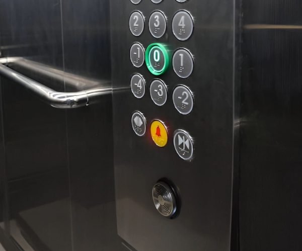 زر الطوارئ باللون الأصفر